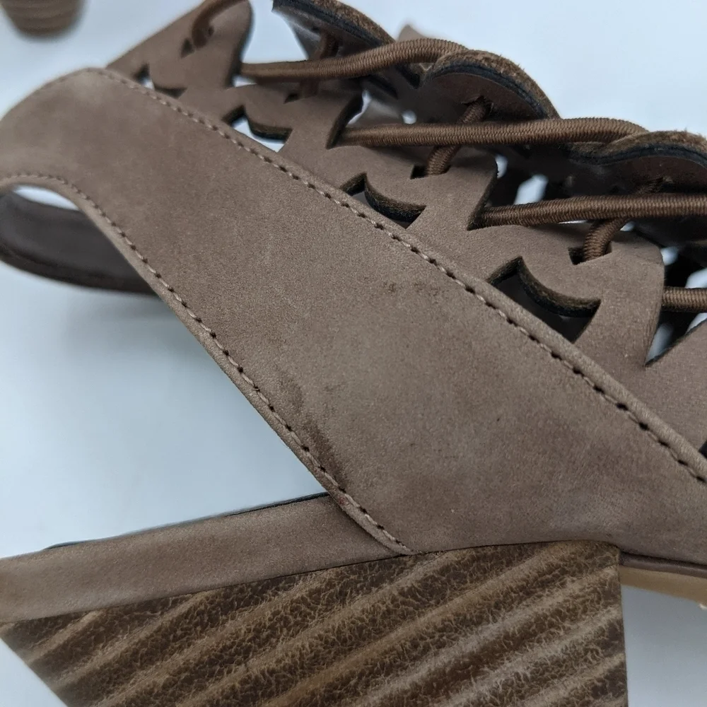 NWT VINCE CAMUTO Emberla Sandals